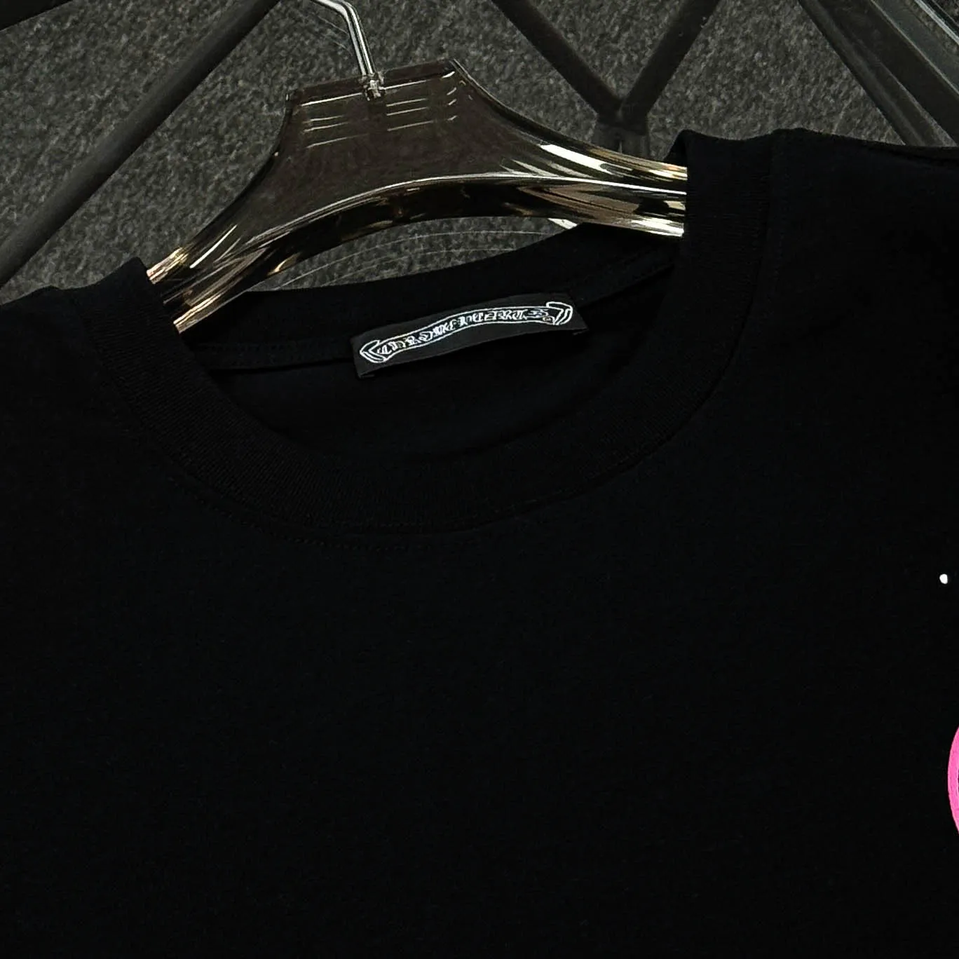 P170 Chrome Hearts Chrome Hearts 25 high-end versions. The fabric is made of 300 grams of high-density pure cotton. It does not deform or shrink. It has three labels. It is the same style for men and women. Technology: Digital printing. Color: White. Black. SIZE: S-XL.